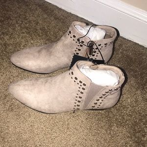 TAUPE BOOTIES (BRAND NEW) FOREVER 21